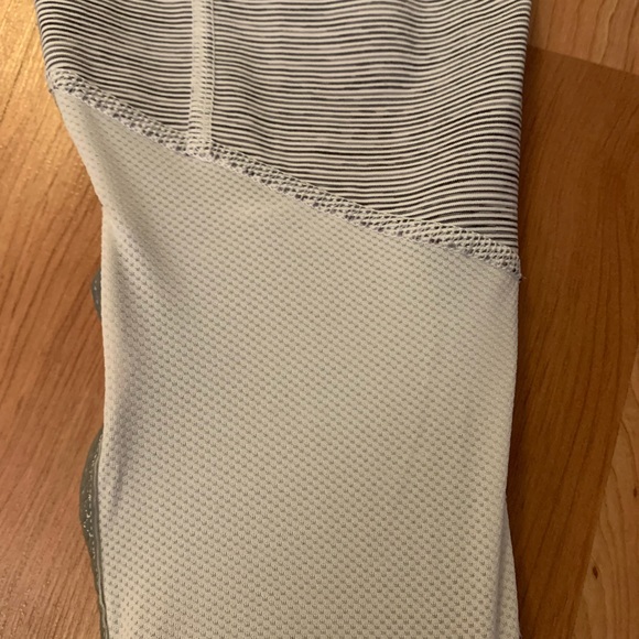 Beautiful Cropped Lululemon Leggings Size 2 - Picture 7 of 7